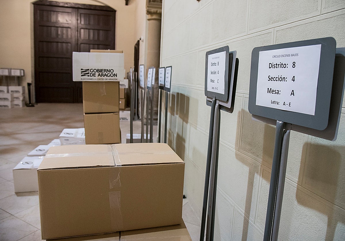 Un trabajador del Ayuntamiento preparando el material del colegio electoral para las elecciones del 28 de mayo