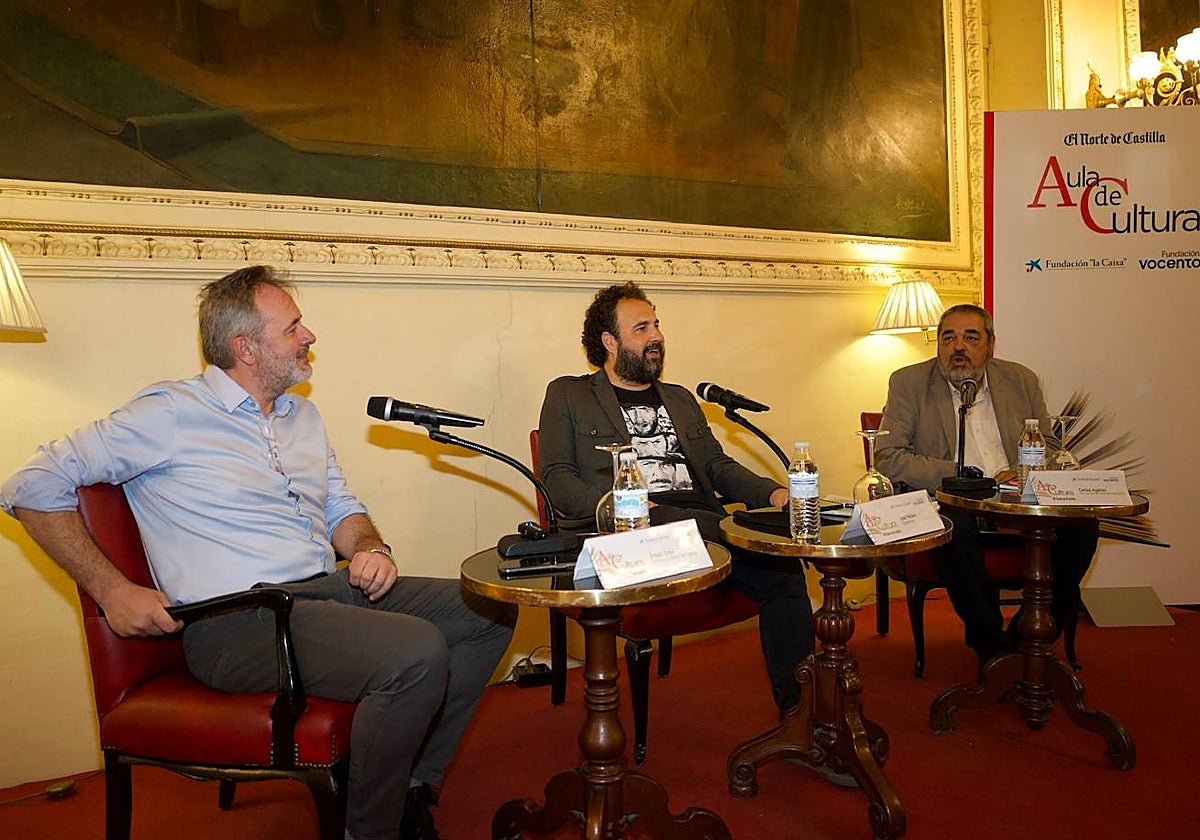 El director de El Norte de Castilla y el director de la Fundación Vocento arropan a José F. Peláez en la presentación de su libro en Valladolid