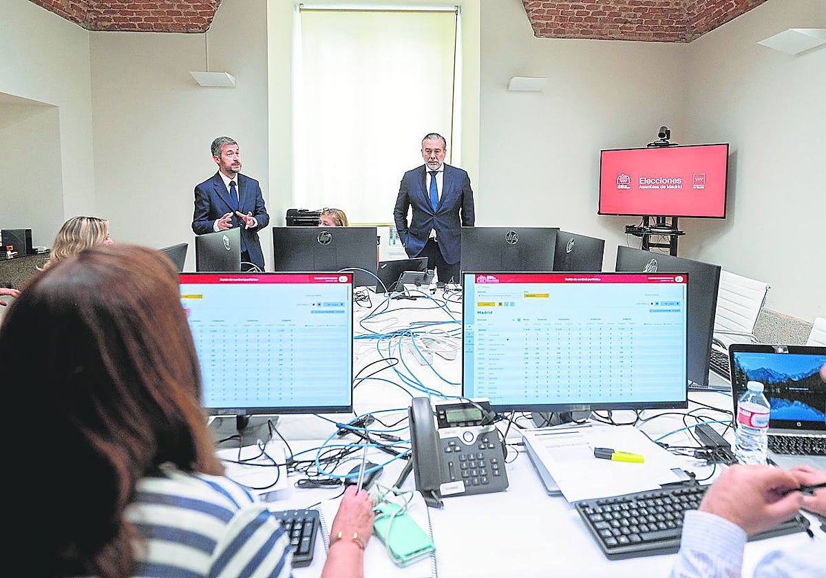 El consejero de Interior madrileño, Enrique López, muestra el Centro de Difusión de Datos para el seguimiento de las elecciones autonómicas del 28M en Madrid