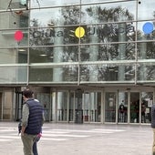 «Maricón»: a juicio por insultar a un hombre con las uñas pintadas y una pulsera LGTBI en Valencia