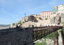 Los 120 años de un puente colgado sobre el río Huécar de Cuenca