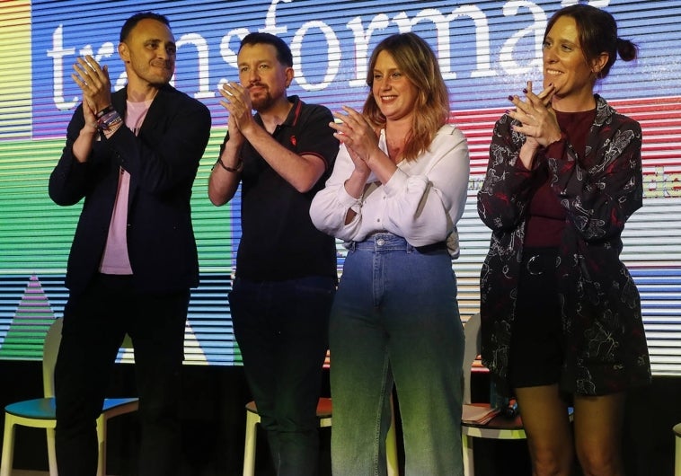 El exvicepresidente del Gobierno, Pablo Iglesias, junto  a la candidata a la comunidad, Alejandra Jacinto, y al candidato a la alcaldía, Roberto Sotomayor