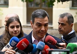 La reacción de Pedro Sánchez al «Que te vote Txapote» que le han gritado cuando salía de su colegio electoral