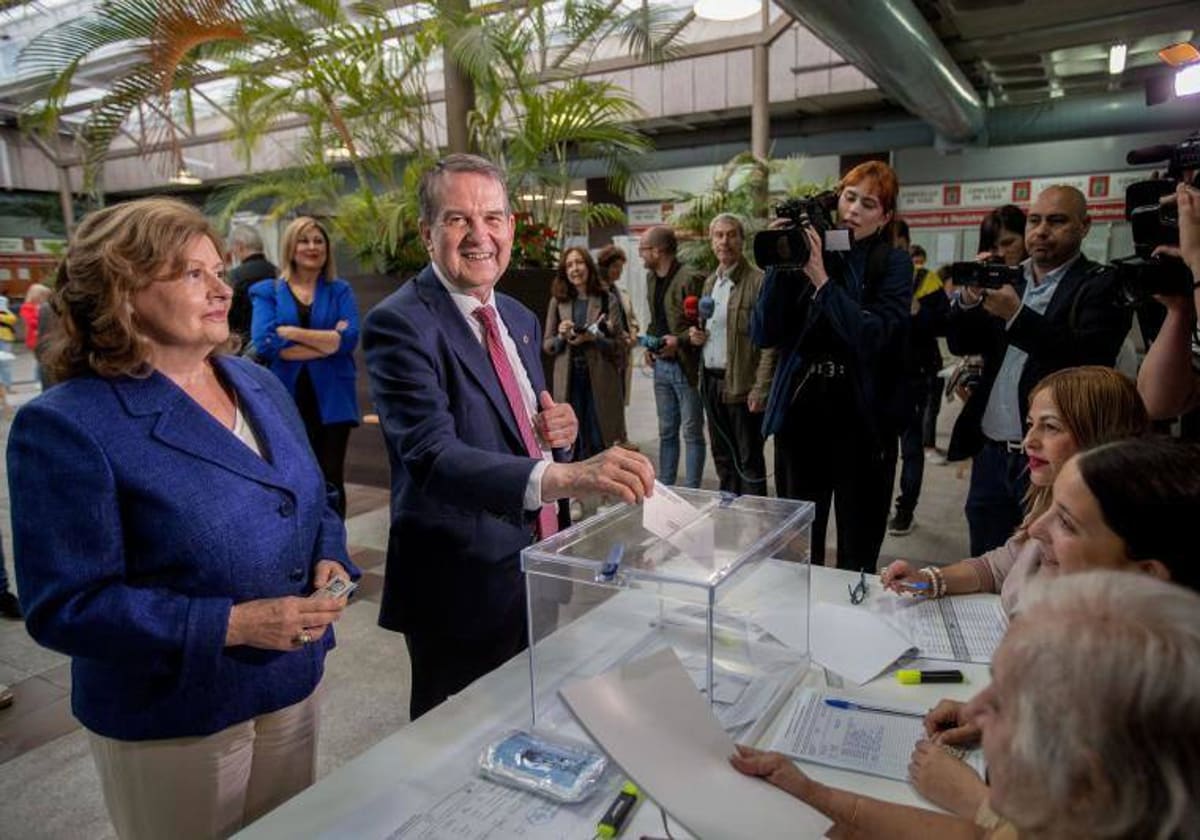 El alcalde de Vigo, Abel Caballero, votando en la mañana de este domingo