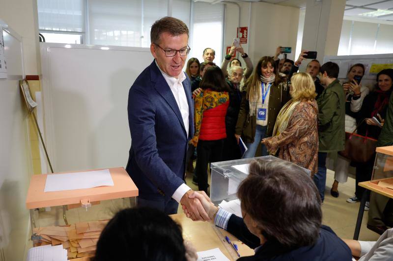 El presidente del Partido Popular, Alberto Núñez Feijóo saluda a los interventores tras votar en el colegio electoral del Ramiro de Maeztu en Madrid este domingo 