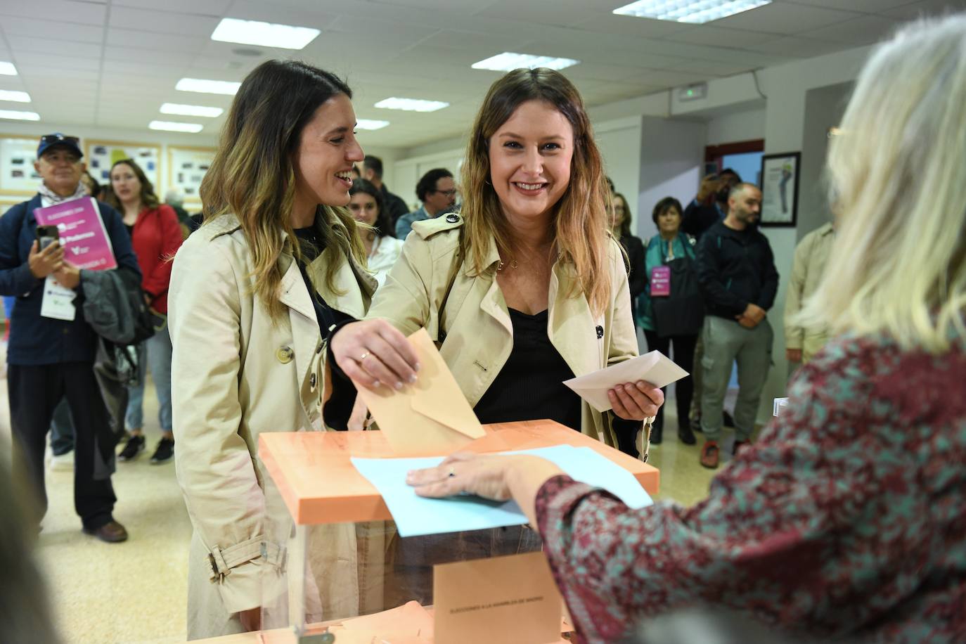 La candidata de Podemos, IU y Alianza Verde a la Presidencia de la Comunidad de Madrid, Alejandra Jacinto, ejerce el derecho a voto, acompañada de la ministra de Igualdad, Irene Montero, en el Colegio Montserrat en Madrid