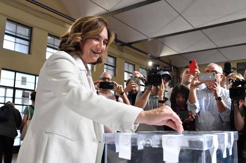 La alcaldesa de Barcelona, Ada Colau, que podría ser reelegida por tercera vez, ha depositado su voto en el centro cívico de La Sedetal﻿