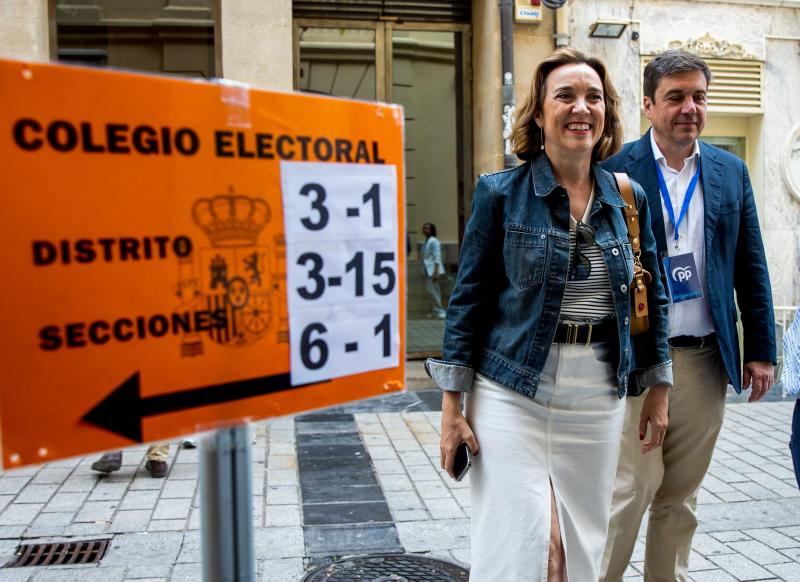 La portavoz del Partido Popular en el Congreso, Cuca Gamarra tras votar en un colegio electoral de Logroño