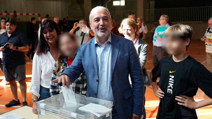 El candidato del PSC a la alcaldía de Barcelona, Jaume Collboni, ejerce su derecho al voto en la Escuela Grèvol, acompañado por su hermana y sobrinos.