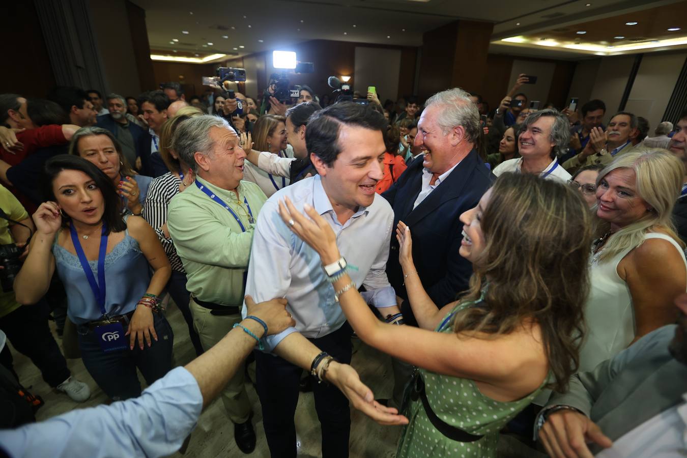 El ambiente electoral en la sede del PP, en imágenes