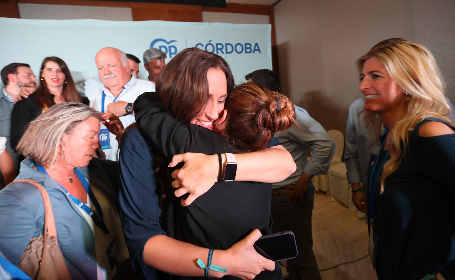 El ambiente electoral en la sede del PP, en imágenes