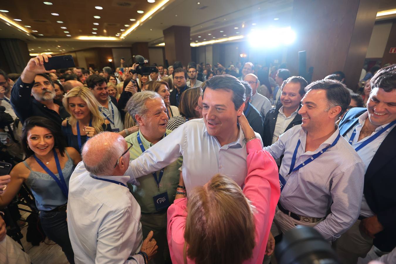 El ambiente electoral en la sede del PP, en imágenes