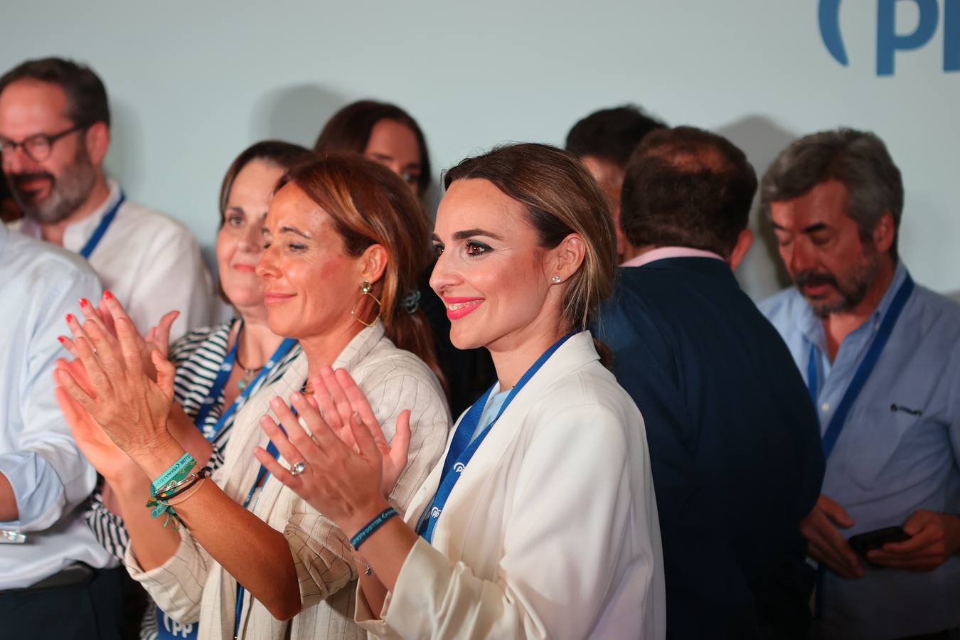 El ambiente electoral en la sede del PP, en imágenes