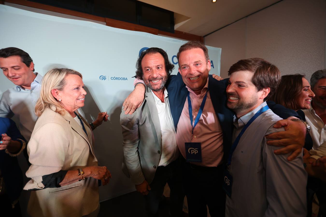 El ambiente electoral en la sede del PP, en imágenes