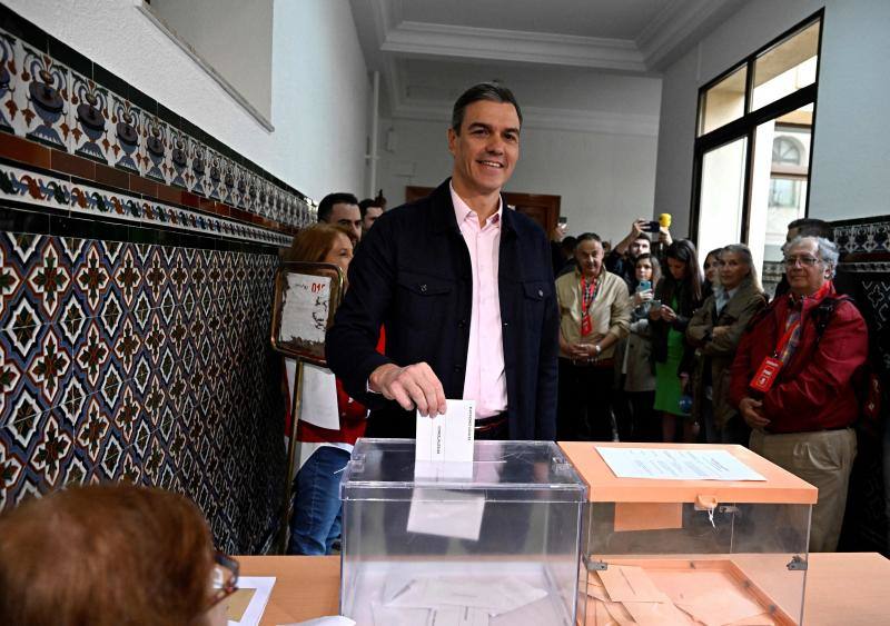 El presidente Pedro Sánchez ha acudido muy temprano a votar en el Colegio de Nuestra Señora del Buen Consejo, en el distrito de Moncloa (Madrid)