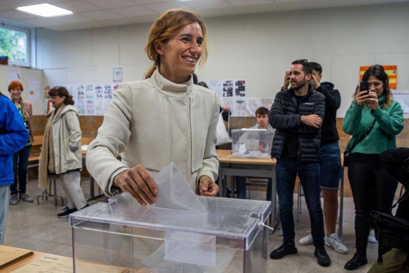 La candidata de Más Madrid a la Presidencia de la Comunidad de Madrid, Mónica García, vota en un colegio electoral de Madrid durante comicios de este 28M