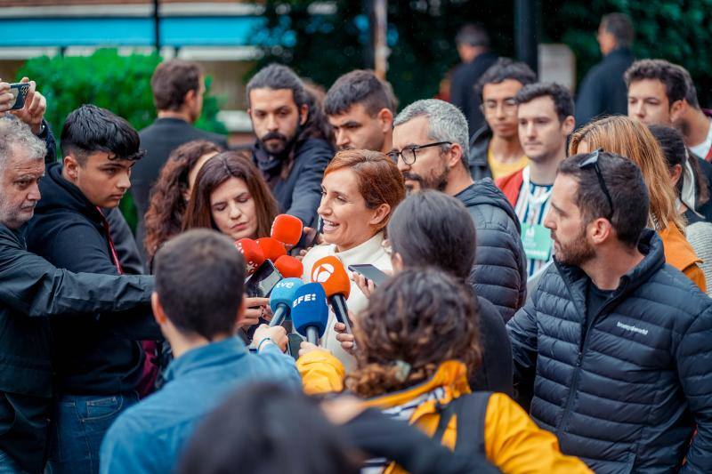 La portavoz de Más Madrid en la asamblea madrileña y la candidata a la Presidencia de la Comunidad de Madrid, Mónica García, ofrece declaraciones a las afueras del Colegio Santa María del Pilar