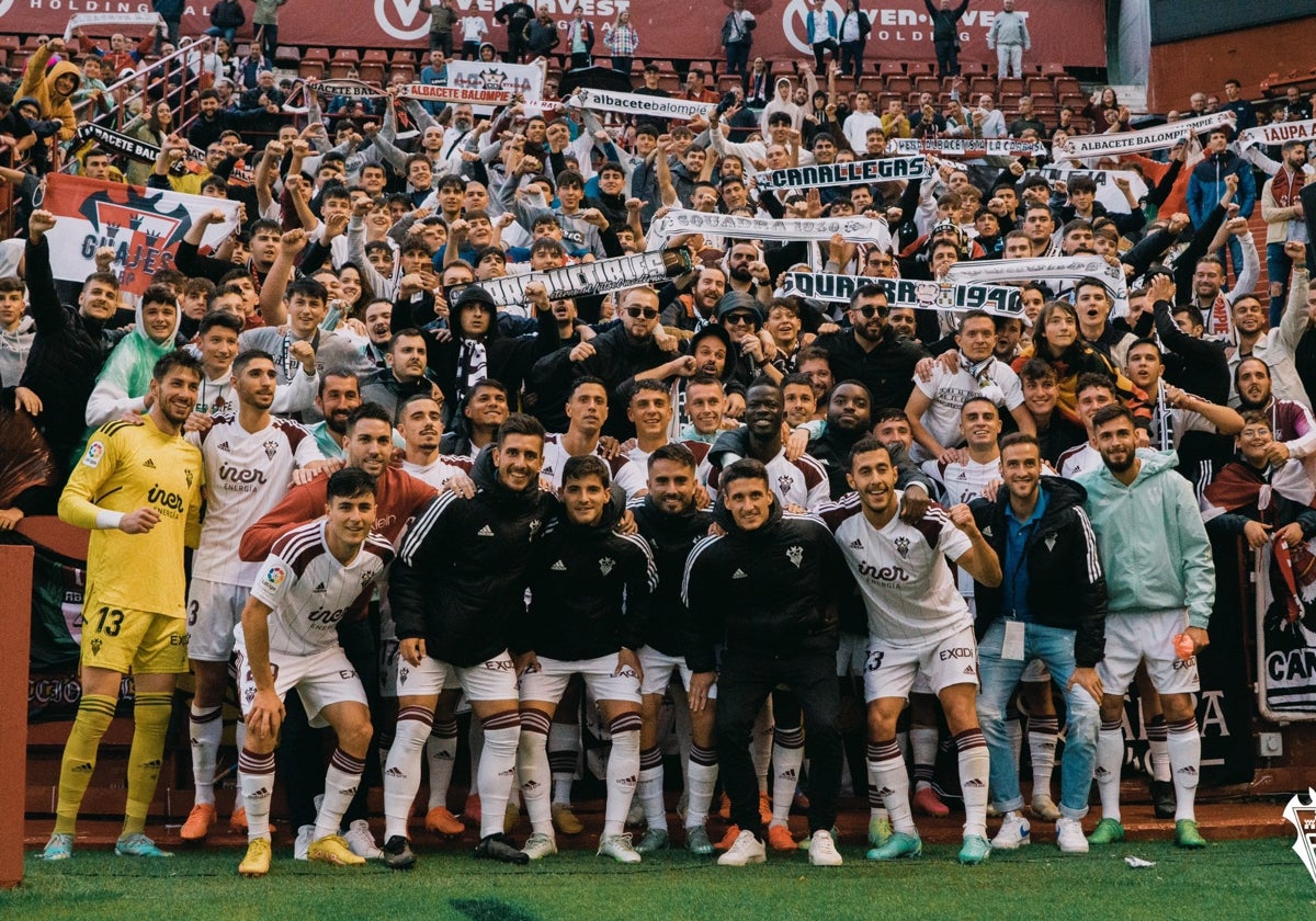 Fotografía de los jugadores manchegos con aficionados tras terminar el partido