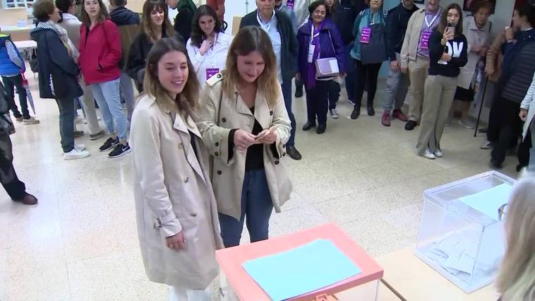 Alejandra Jacinto ejerce su derecho al voto este 28M