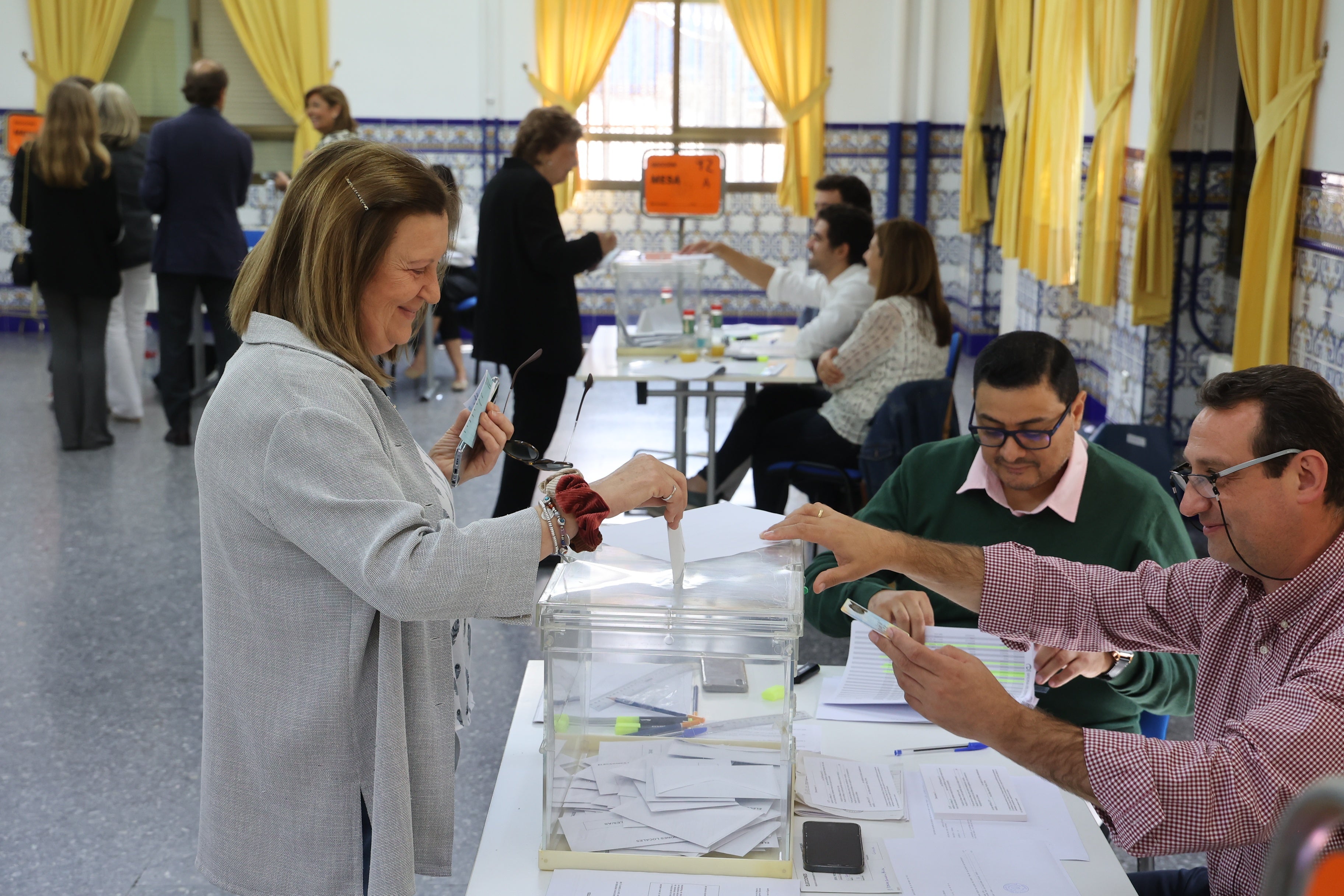 Así votan los cordobeses en los colegios electorales, en imágenes
