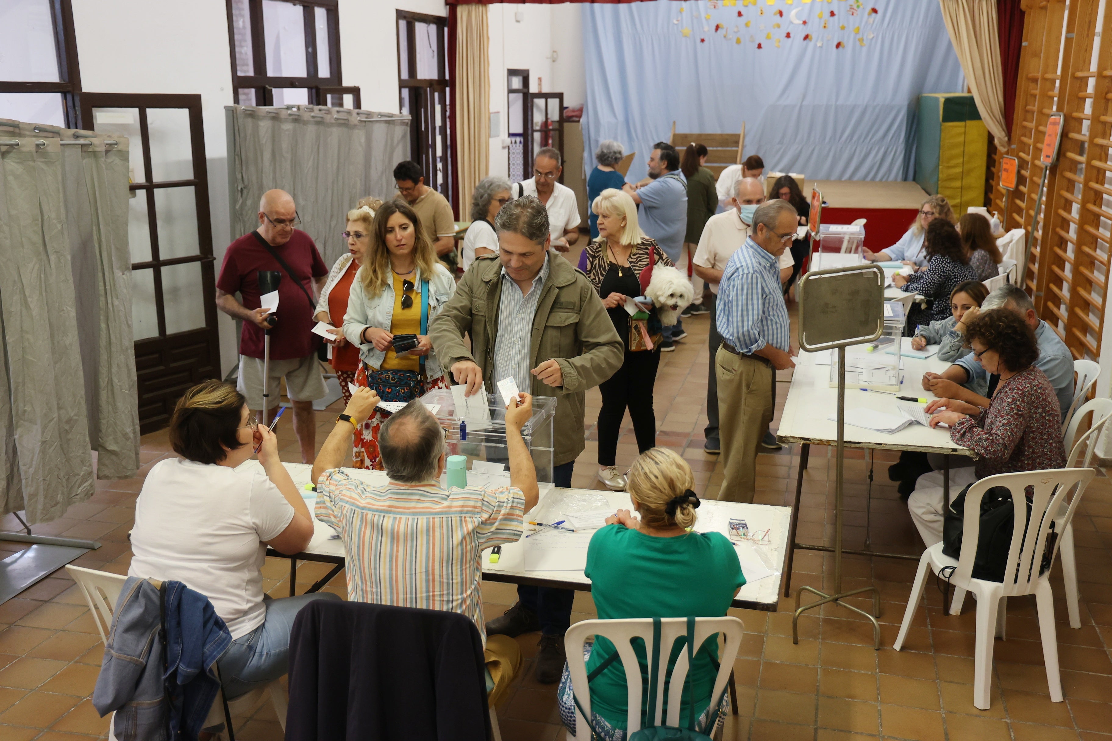 Así votan los cordobeses en los colegios electorales, en imágenes