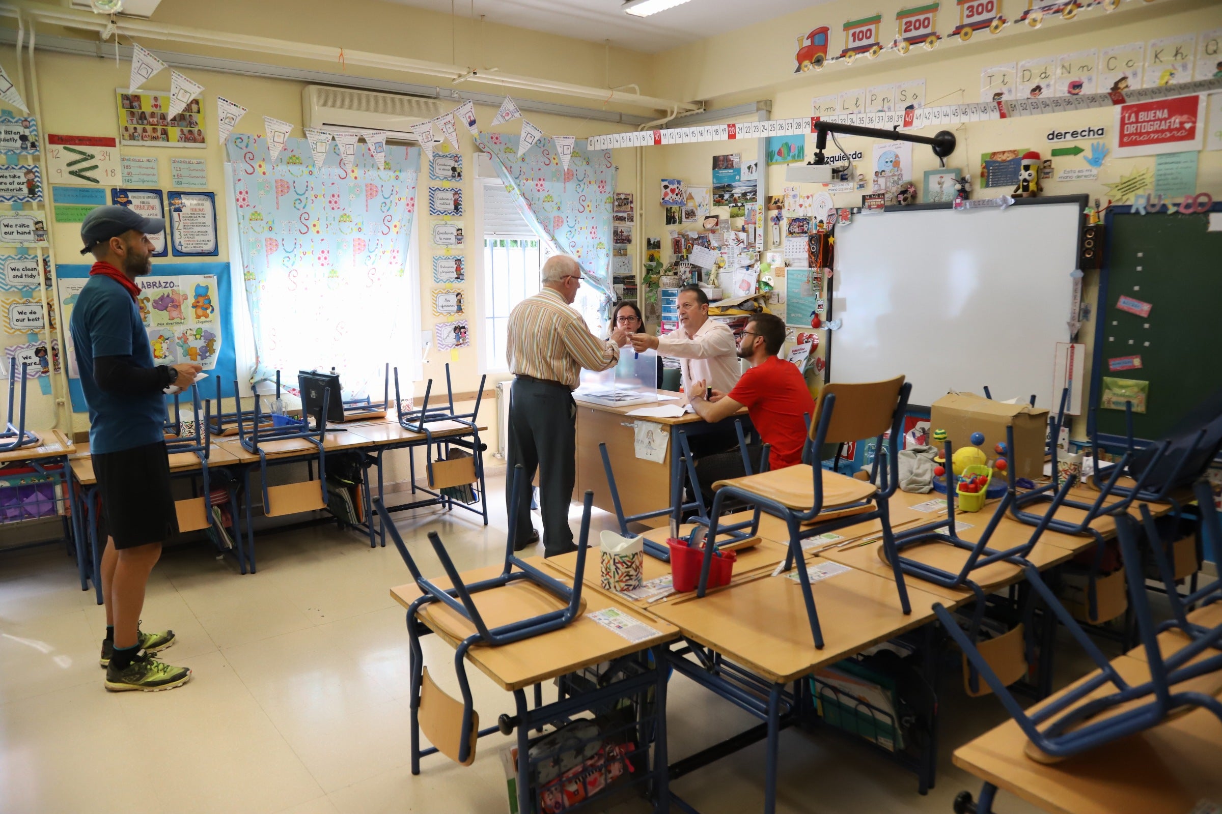 Así votan los cordobeses en los colegios electorales, en imágenes