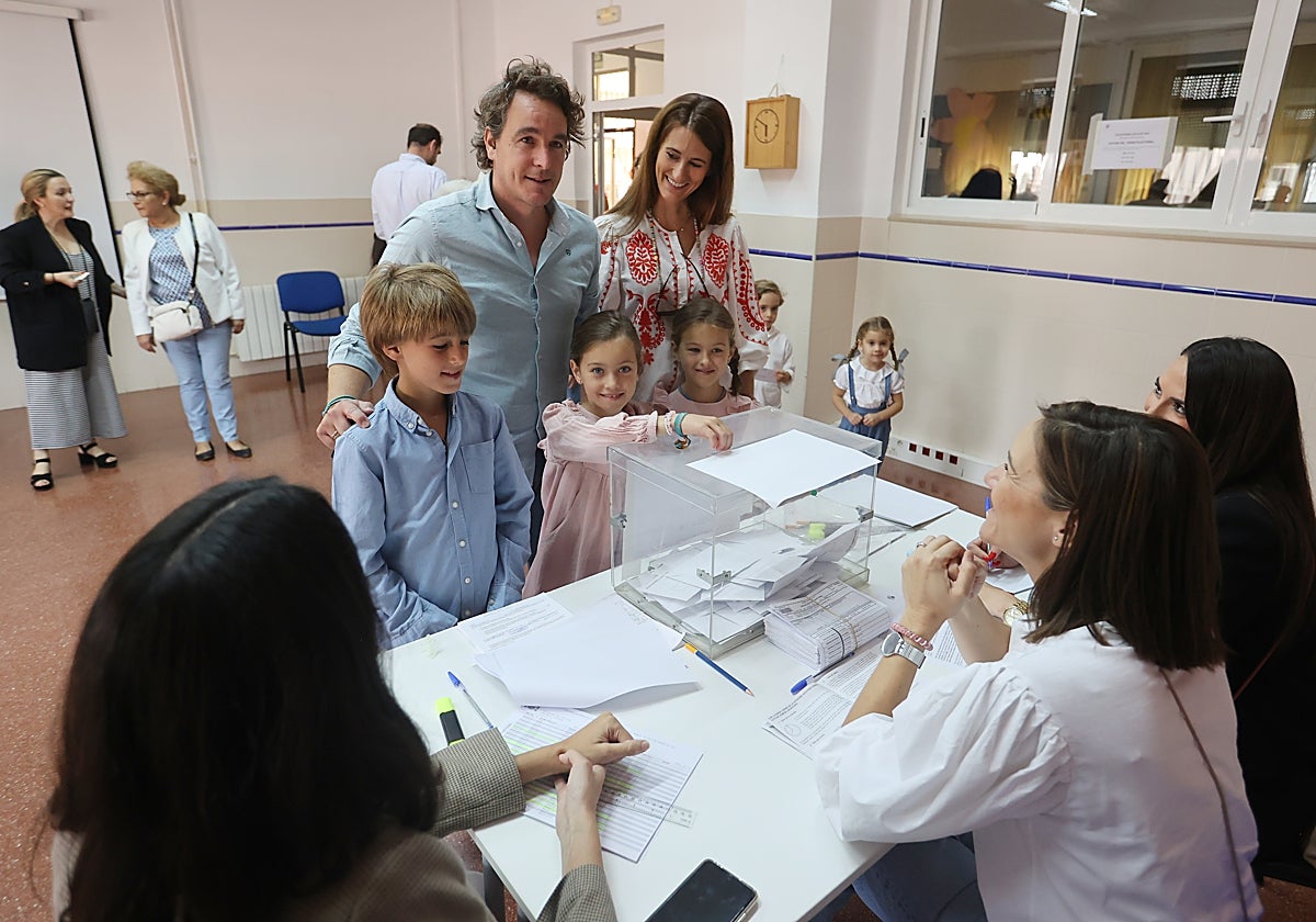 Una familia vota en La Salle