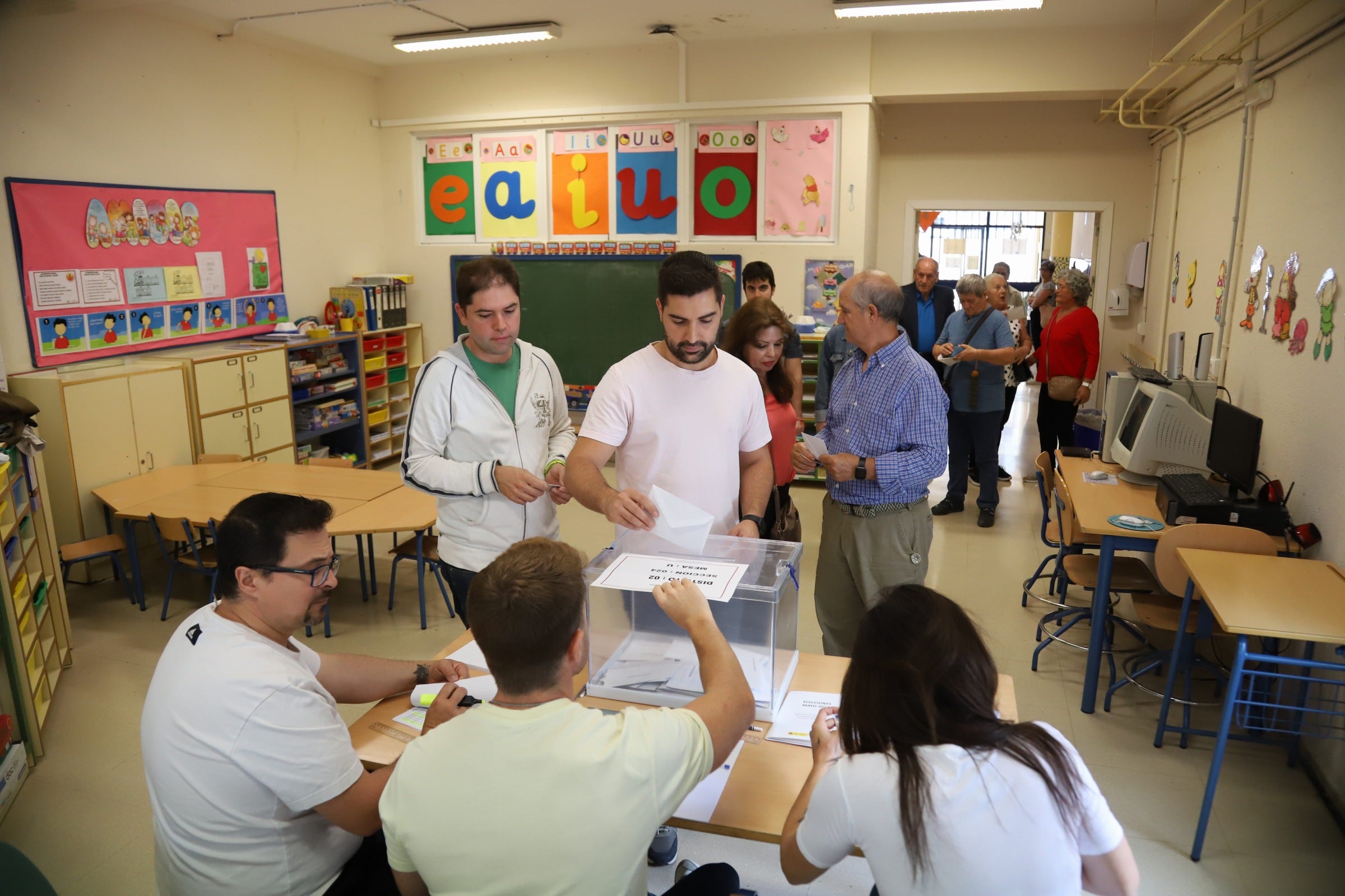 Así votan los cordobeses en los colegios electorales, en imágenes