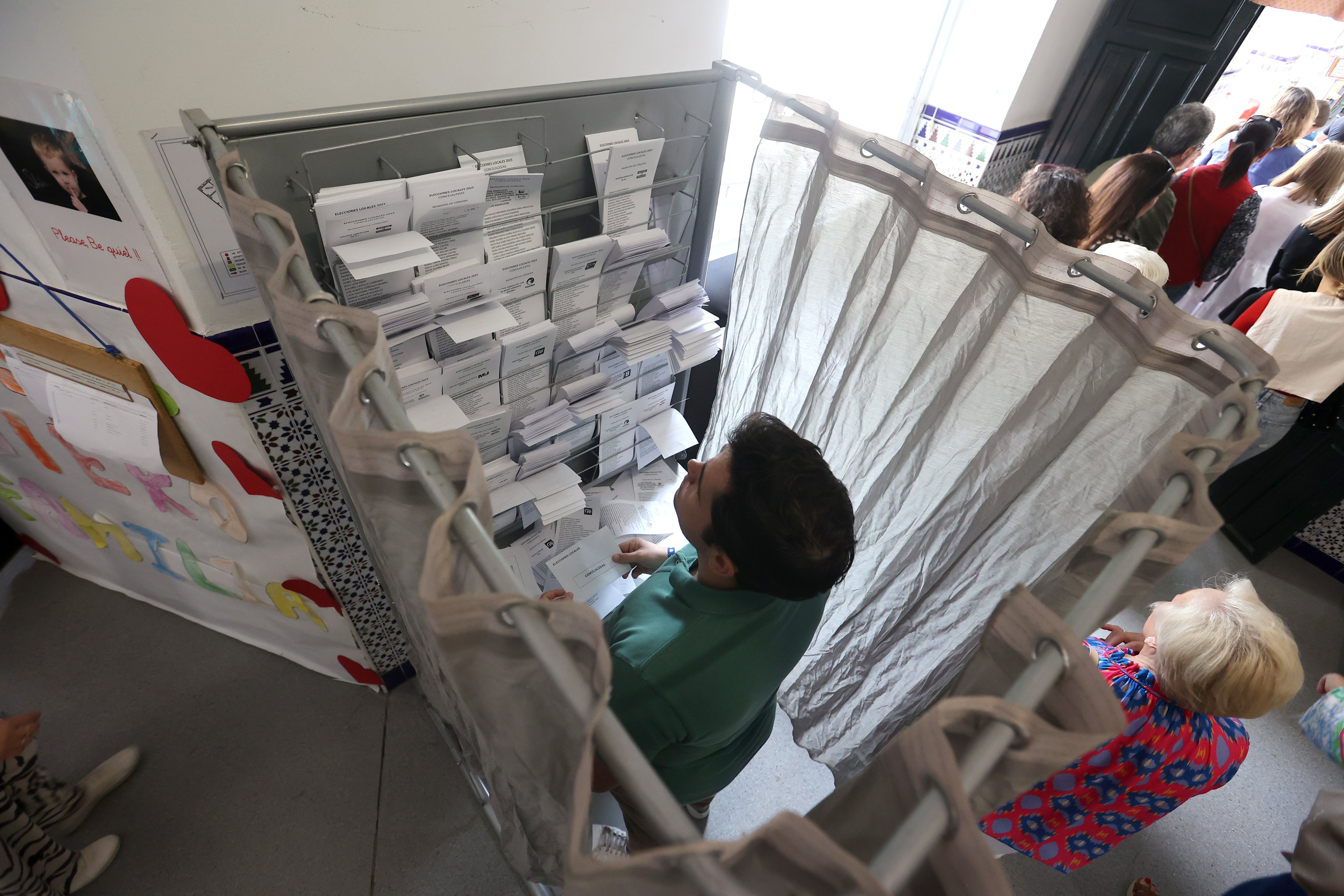 Así votan los cordobeses en los colegios electorales, en imágenes