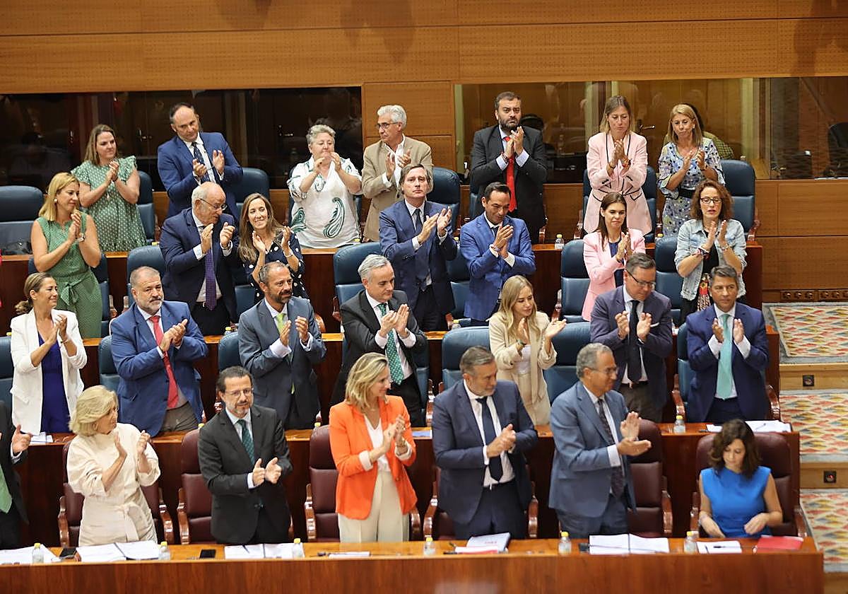 Diputados de la Asamblea de Madrid aplauden a la presidenta Ayuso