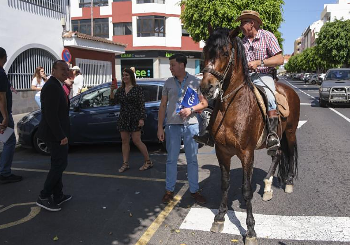 El vecino acude montado a caballo a su colegio electoral
