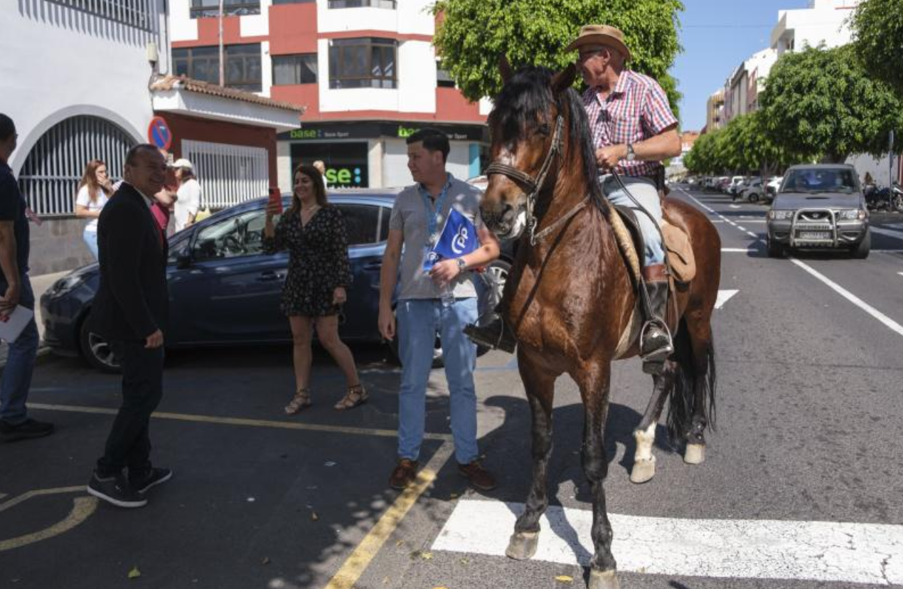 Un vecino del municipio de Arucas, de Gran Canaria, acudió  a votar a caballo, ante la sorpresas de los vecinos de la zona.