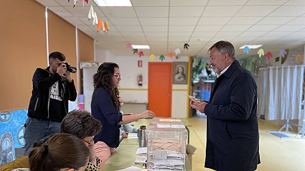 Darío Dolz ha votado en el colegio 'La Paz' de Cuenca