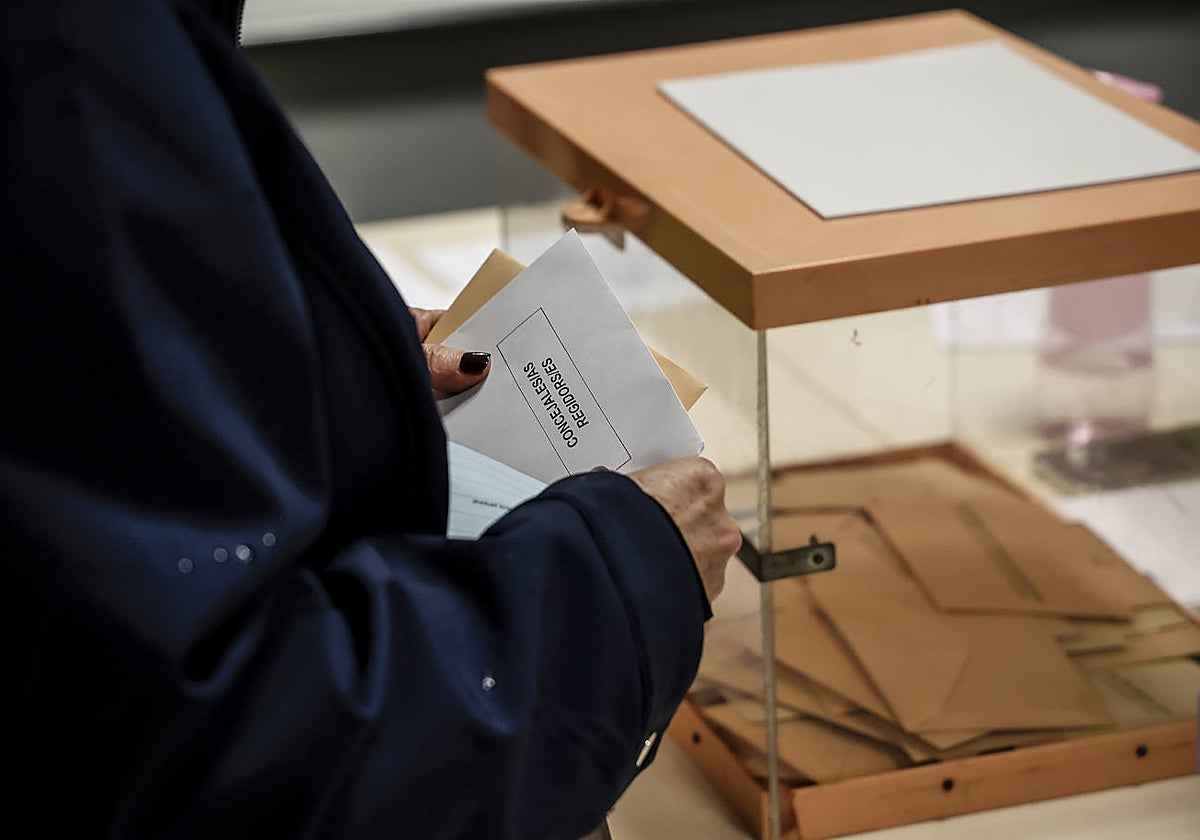 Imagen de una mesa electoral en Valencia