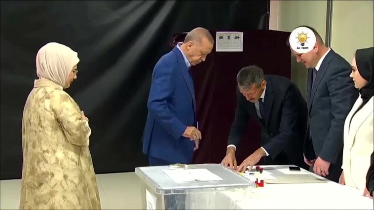 Erdogan vota en las segunda vuelta de las elecciones presidenciales