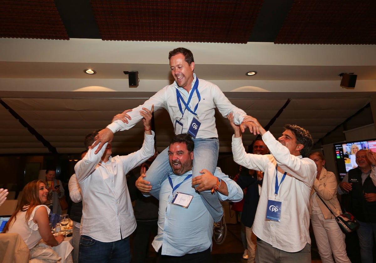 Carlos Velázquez, candidato del PP, celebrando los resultados que le permitirán gobernar con Vox en Toledo