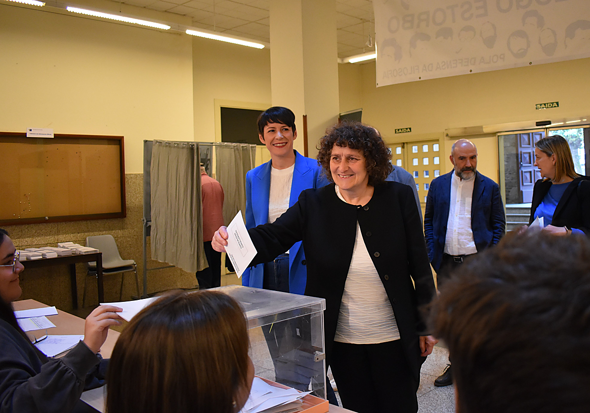 La candidata del BNG Goretti Sanmartín votando en la mañana del 28M