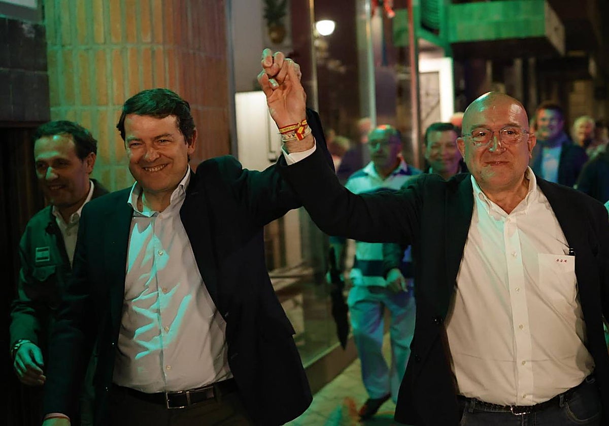 El presidente del PP de Castilla y León, Alfonso Fernández Mañueco, y el candidato en Valladolid, Jesús Julio Carnero