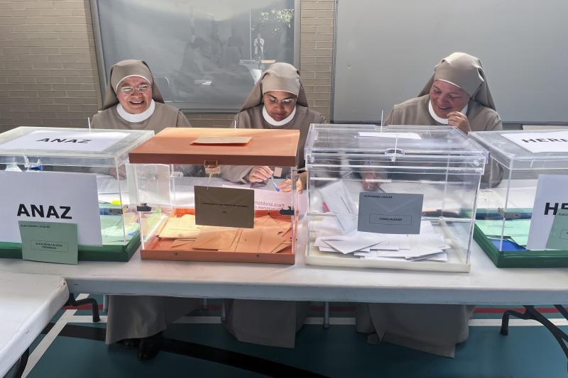 Tres religiosas de la congregación de las Hijas de Santa María del Corazón de Jesús han marcado una de las anécdotas de este 28M en Cantabria al presidir con sus hábitos la mesa electoral de la localidad de Ánaz