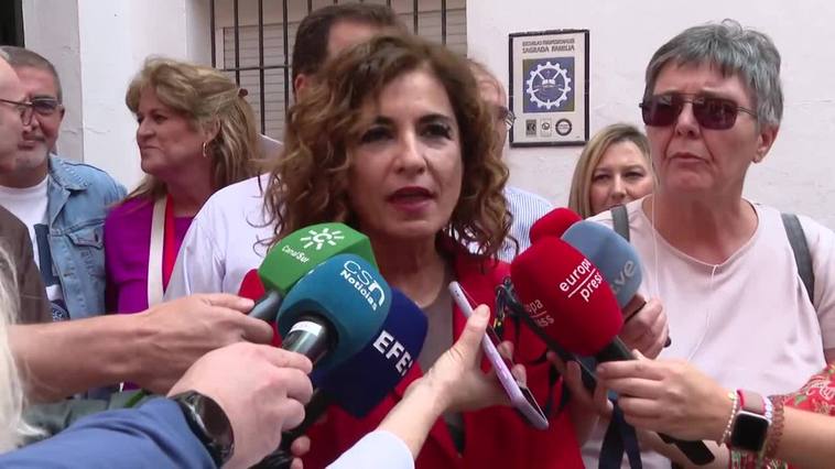 Montero llama a la participación y desea que la jornada discurra con "normalidad" y sin "crispación"