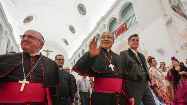 Bernardito Auza durante la visita a la Hermandad Matriz de Almonte, acompañado del obispo de Huelva y el presidente de la hermandad matriz de Almonte