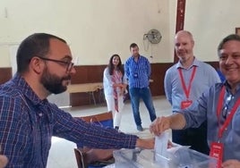 El candidato del PSOE Óscar Torres anima a votar antes del partido del Cádiz C.F.