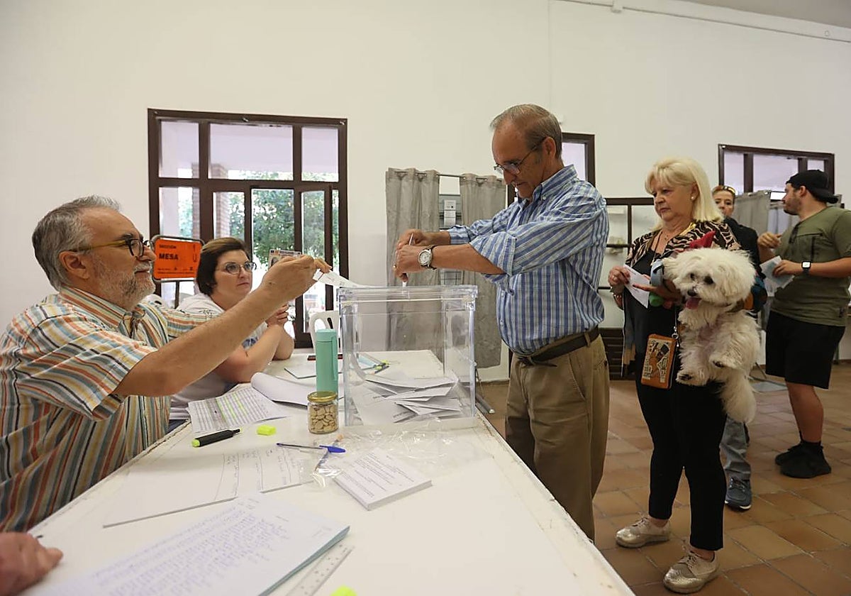 Un ciudadano vota en una mesa de Córdoba