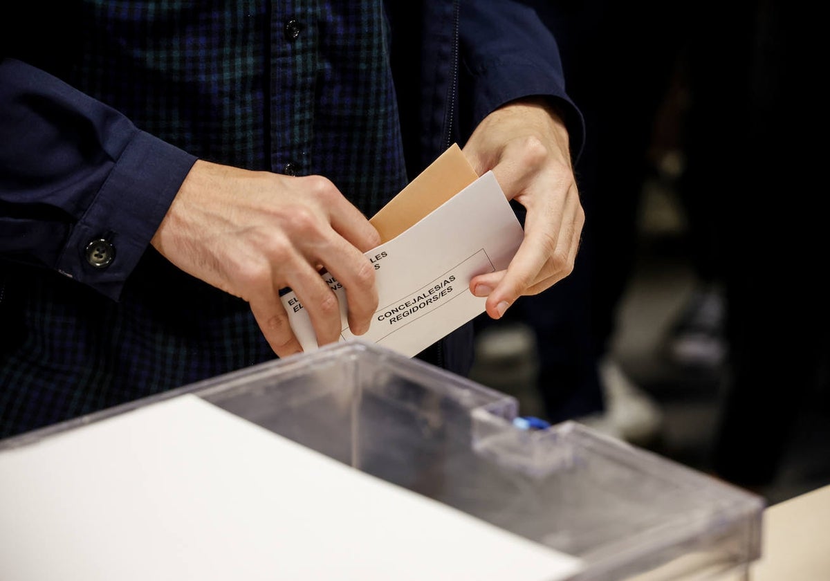 Imagen de una mesa electoral este 28M en Valencia