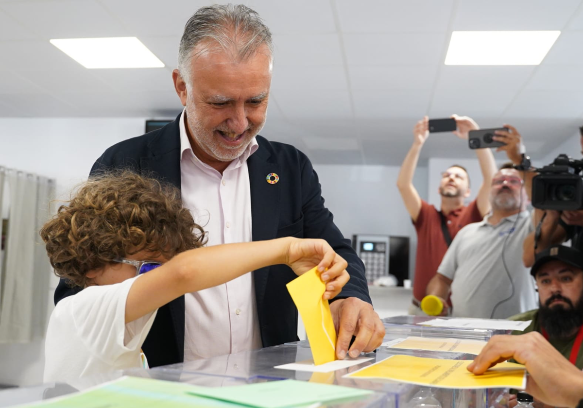 El candidato del PSOE, Ángel Víctor Torres, ha ido a votar en familia en Arucas (Gran Canaria)