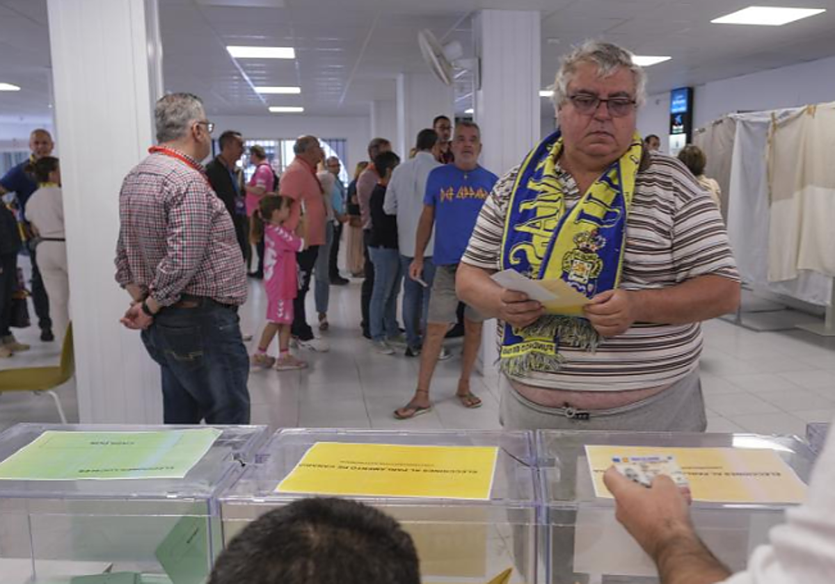 Un aficionado acude a votar celebrando la victoria de la UD Las Palmas
