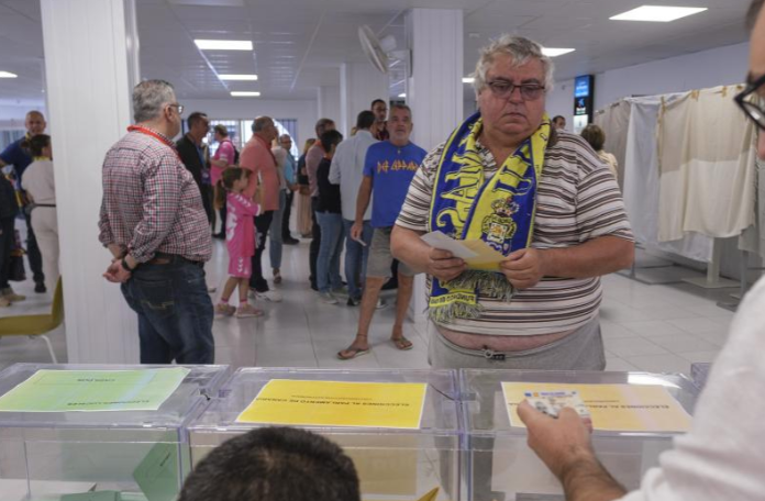 Un vecino del municipio de Arucas, de Gran Canaria, acudió  a votar llevando la bufanda de la Unión Deportiva Las Palmas, que hace tan sólo unas horas consiguió el ascenso a la primera división del fútbol español