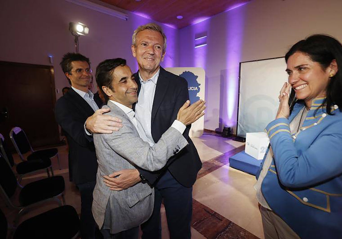 Alfonso Rueda saluda a José Manuel Rey, que volverá a ser alcalde Ferrol tras lograr mayoría absoluta el 28M