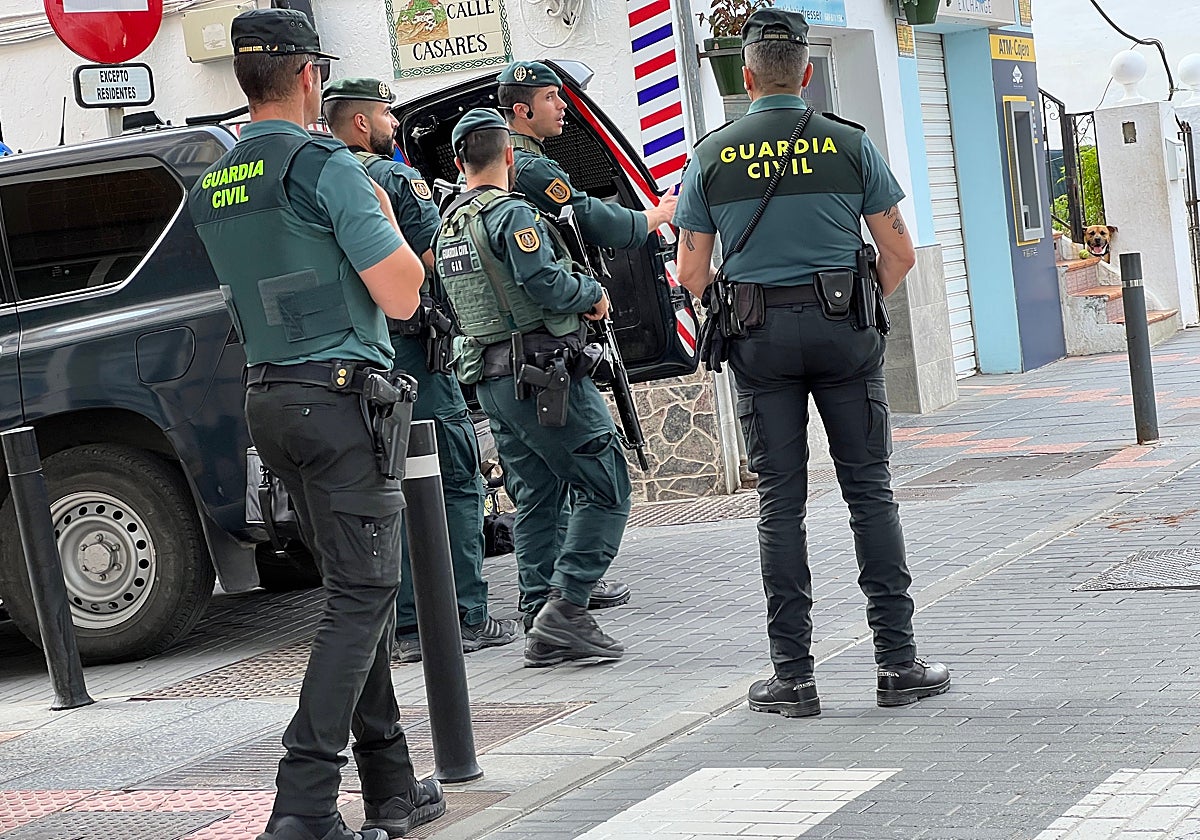 La Guardia Civil acordonó la zona hasta que el detenido se rindió