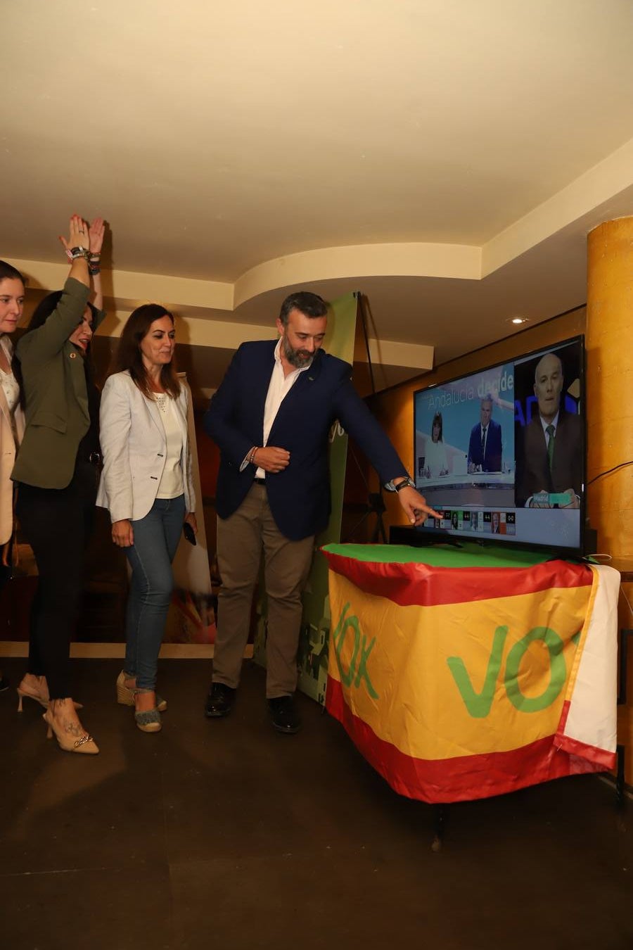 El ambiente en la sede de Vox de Córdoba, en imágenes